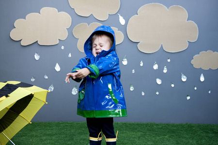 切口 想象 清白 蹒跚学步的孩子 预测 幻想 雨衣 纸板