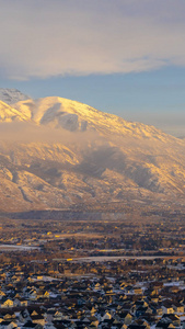 垂直框架Timpanogos山和房屋冬季有新鲜的雪和日落照明