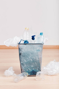 一堆堆的塑料瓶杯子袋子收集起来回收利用