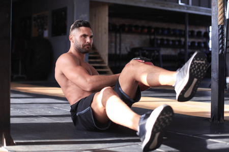 运动型男子伸展和热身在锻炼身体前对肌肉进行特殊的锻炼。