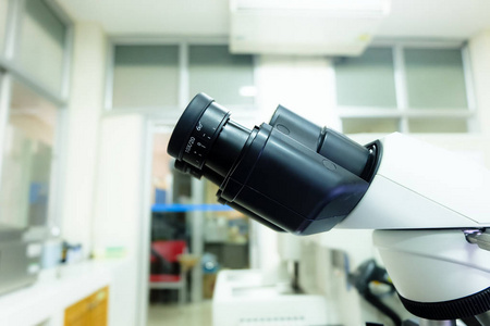 实验室中用于调查测试的显微镜。