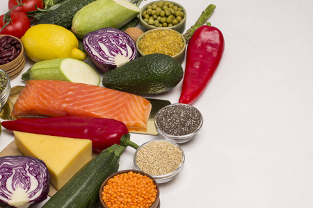 一套营养均衡的健康食品:鲑鱼,奶酪照片