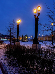 冬夜，古色古香的城市灯饰闪闪发光