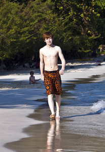 幸福 乐趣 青少年 海滩 行走 男人 假期 小孩 自然 太阳