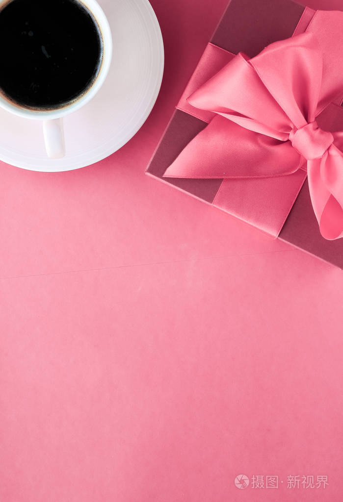 豪华礼品盒和咖啡杯粉红色背景平板设计