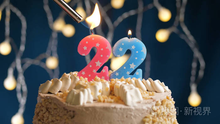 生日蛋糕22号蜡烛蓝色背景打火机点燃特写镜头