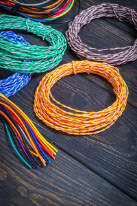 许多不同颜色的细电线，可用于电话和互联网连接