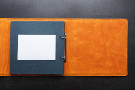 打开相册,空白处放照片,白框放在黑纸上.