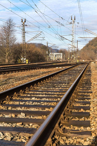 捷克共和国提斯诺夫镇附近的铁路线。铁轨景观。铁路运输。货物运输的概念。