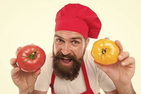 健康烹饪理念.白底胡子男人.厨师拿着西红柿.穿制服的厨师拿着蔬菜.