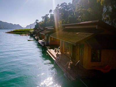 泰国考索的浮动平房，在平房前的湖边无人机观景