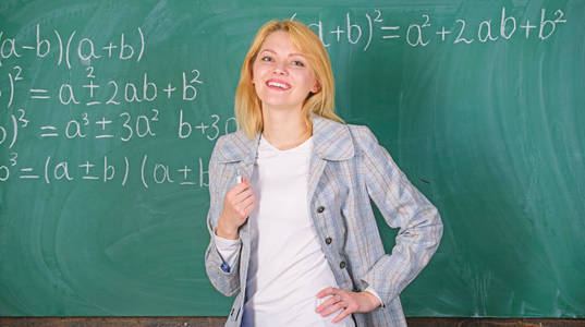 女教师微笑教室黑板背景。未来教师必须考虑的工作条件。教育专家准备好教你。她喜欢她的工作。返校理念
