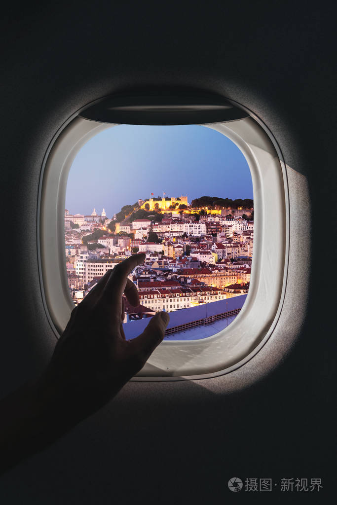 飞机窗户上有里斯本的空中全景图