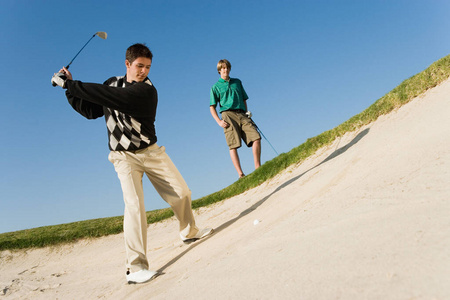 打高尔夫球 摆动 闲暇 满的 男人 游戏 高尔夫球手 娱乐