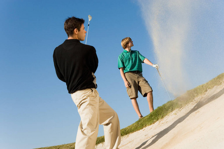 年代 业余爱好 站立 高尔夫球手 练习 俱乐部 夏天 摆动
