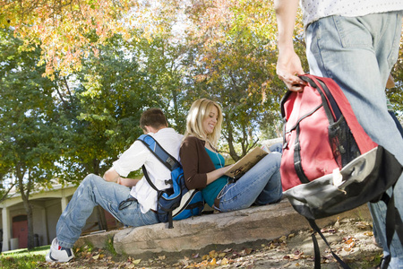 学生 背包 团结 朋友 年代 男人 公园 幸福 校园 在一起