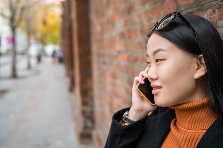 亚洲女人在打电话。