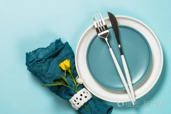春季餐桌设置与花卉俯视