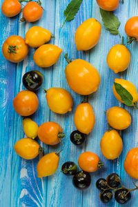 各种西红柿特写什锦。红色和黄色的西红柿