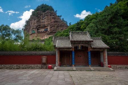 甘肃天水附近的麦积山石窟，中国西北部