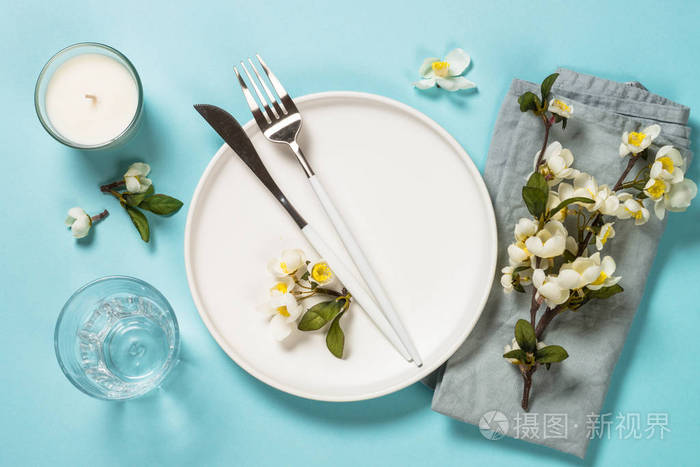 春季餐桌设置与花卉俯视
