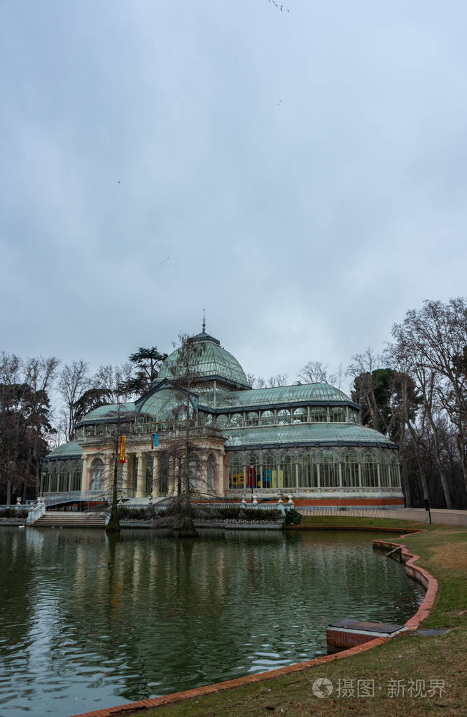 马德里雷蒂罗公园水晶宫的侧视图.日出概念.照片-正版商用图片28r42o-