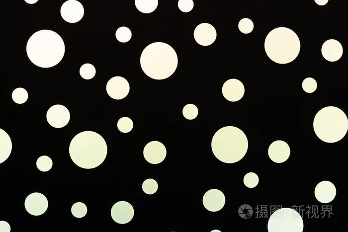 黑色背景上的白色圆圈黑色背景上孤立的白色圆圈黑色背景上的不同圆圈