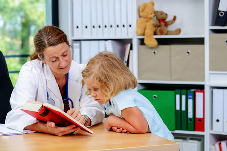 女人 考试 可爱的 医学 小孩 办公室 健康 疾病 检查