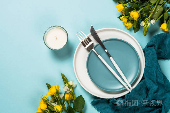 春季餐桌设置与花卉俯视