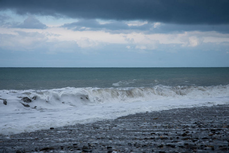 旋转的波浪。波浪的形成。冲浪，小雨。