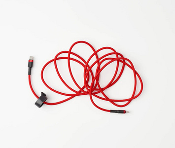 为移动设备充电的红色织物包装的绞合电缆