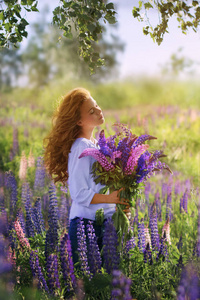 肖像 女士 花束 草地 春天 夏天 领域 紫色 女孩 美丽的