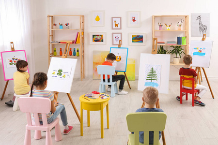 小孩 女孩 儿童 在室内 画架 乐趣 学校 手工制作的 快乐