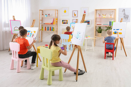 可爱的小孩子在教室里画画照片