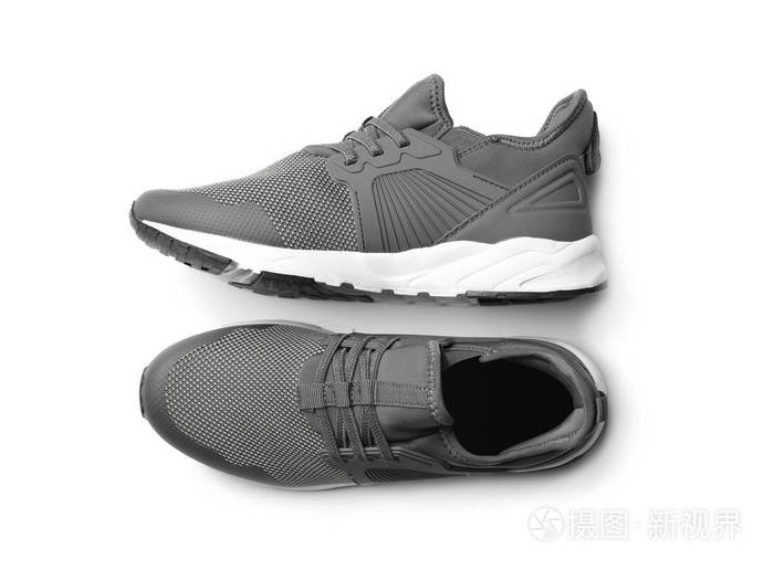 一双白色背景的时尚鞋顶视图