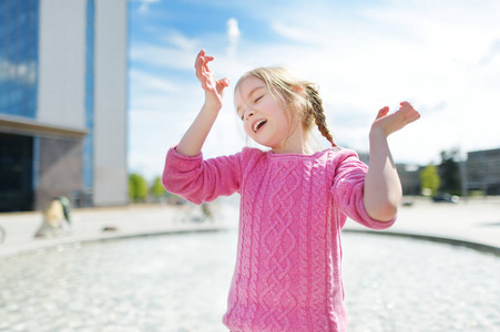 未成年少女可爱的未成年少女在立陶宛维尔纽斯的大街上观光,天气晴朗.