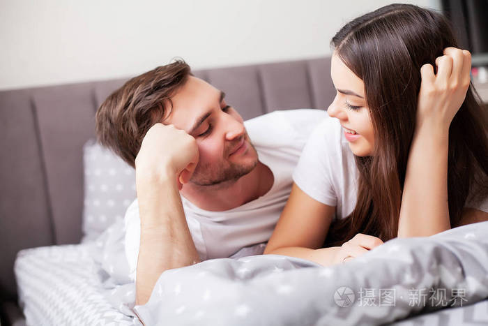 一对亲密的性感情侣在卧室里互相欣赏