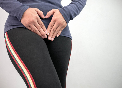 美女 女人 牛仔布先锋半珍贵的矿物地质晶体美丽的睡莲在tsvermaghala