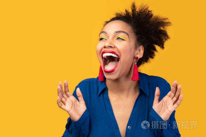 快乐的非洲女人尖叫着举起双手