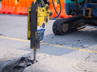 道路工程建筑工地挖掘机和工人图片