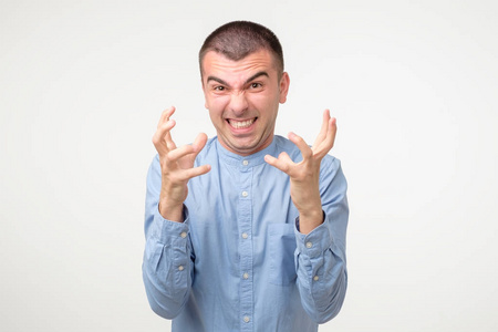 烦躁不快的拉美裔男子愤怒地手势,有恼怒的表情.照片