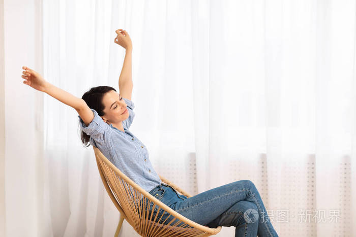 在家休息的女孩坐在椅子上