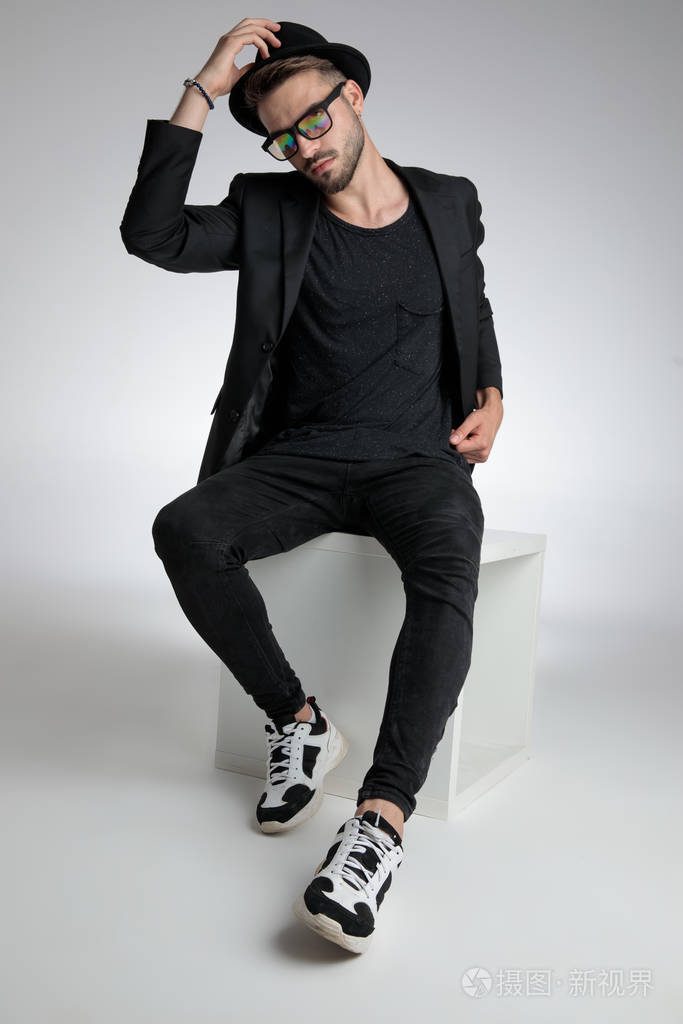 很酷的戏剧人把帽子拉下来摆姿势