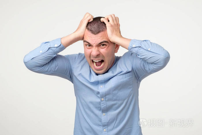 烦躁不快的拉美裔男子愤怒地手势,有恼怒的表情.照片-正版商用图片28s