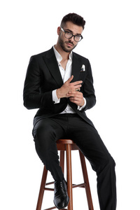 搓手的男人正经商人正经正经地坐着搓手照片