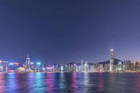 黄昏时分香港市维多利亚港全景图