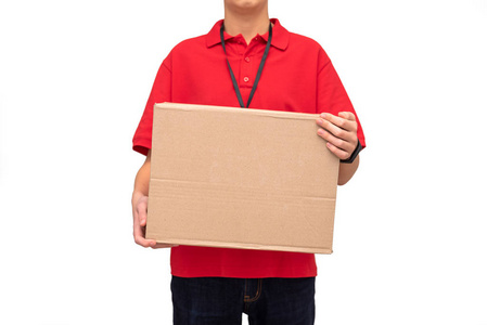 年轻的快递员穿着红色T恤，上面贴着名牌，拿着白底孤立订单的纸板箱。特写。送货服务和物流理念。复制空间