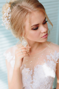 一个蓝眼睛,白头发,一束花和一件白色连衣裙的漂亮女孩的画像照片