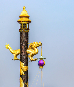 在中国首都北京市中心的紫禁城内，贴着金龙像