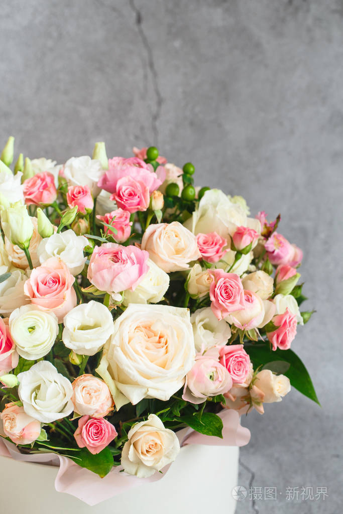 一束美丽的花里面有牡丹玫瑰和桔梗